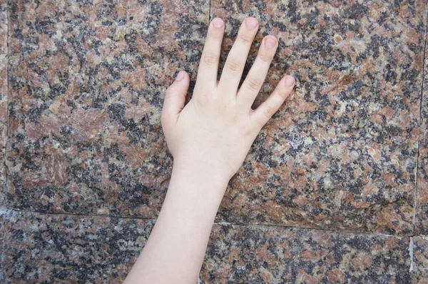 Kinderhand Einer Granitwand — Stockfoto