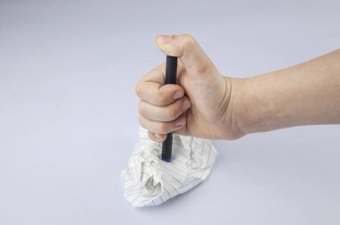 Buruşmuş kağıt ve bir iş adamı, başka bir kağıt topu yırtıyor. 