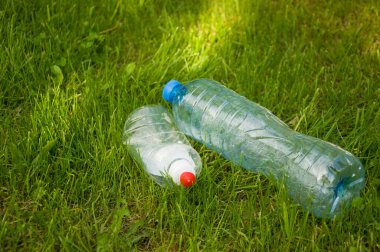 Yeşil çimlerin üzerinde çöp..