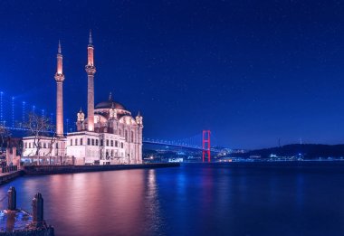 Ortaköy Camii yakınında gece Boğaziçi, Istanbul, Türkiye