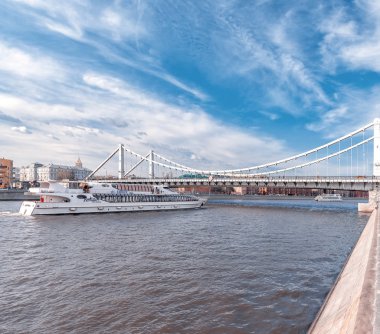 Gorki Park Kırım köprüsünde Flotilla Radisson gemisi. Rusya, Moskova. 19 Nisan 2018