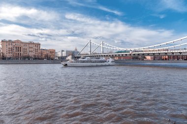 Gorki Park Kırım köprüsünde Flotilla Radisson gemisi. Rusya, Moskova. 19 Nisan 2018