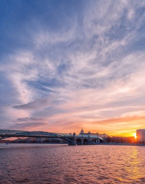 Gorki Park Puşkin (Andreyevsky) Bridge'de gün batımında. Rusya, Moskova. 19 Nisan 2018