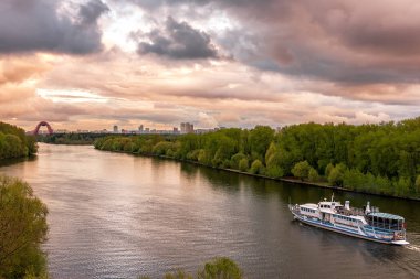Nehir gemisi Picturesque köprünün doğru günbatımı zaman, gümüş Bor, Strogino doğru gidiyor. Rusya, Moskova. 9 Mayıs 2017. 