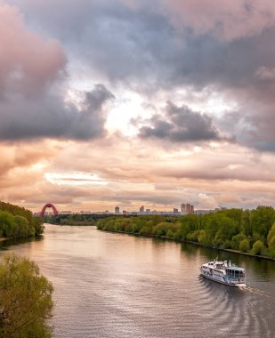 Nehir gemisi Picturesque köprünün doğru günbatımı zaman, gümüş Bor, Strogino doğru gidiyor. Rusya, Moskova. 9 Mayıs 2017. 