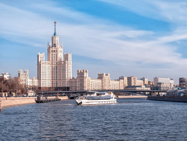 Radisson filosu ve gökdelen Kotelnicheskaya dolgu üzerinde gemisi. Rusya, Moskova. 05 Nisan 2018