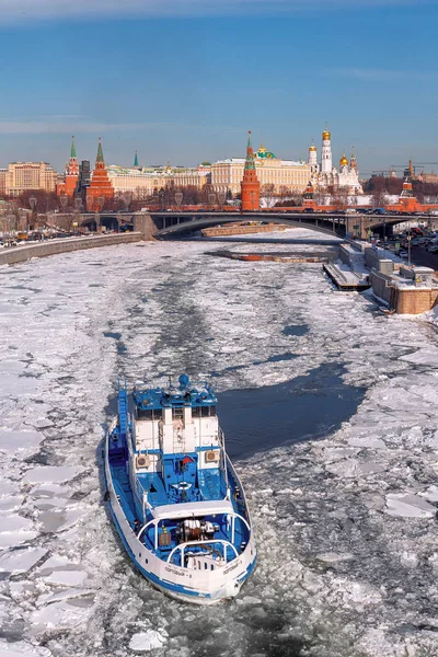 Classic View Moscow Kremlin Icebreaker Moscow Frozen River Winter Snow — Stock Photo, Image