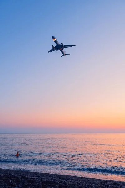 Airplane Landing Beach Background Sea Sunset — Stock Photo, Image