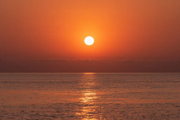Denizde gün batımı. Güneş ufukta batıyor.