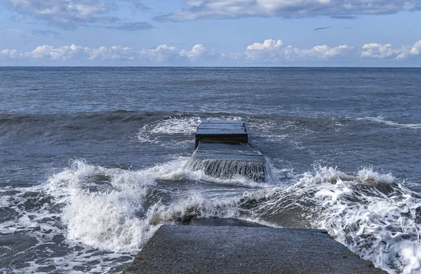 Sochi Breakwater Aan Zee Zeegolven — Stockfoto