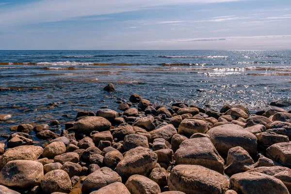 拉多加湖岸边 海岸线上的石头和海滩附近的波浪 夏季风景 — 图库照片