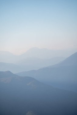 Soğuk bir sis içinde dağlar. Sisin içindeki dağ manzarası. Duvar Kağıdı