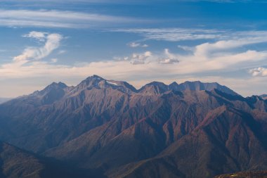 Rosa Khutor 'dan dağ sırasına. Soçi Dağların gökyüzüne karşı rahatlaması