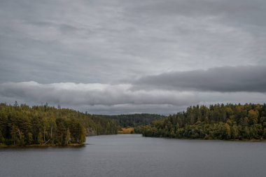 Bulutlu havada göl manzarası. Karelya.