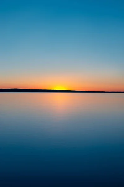 Gryningen Strålande Ljus Solen Går Upp Bortom Horisonten — Stockfoto