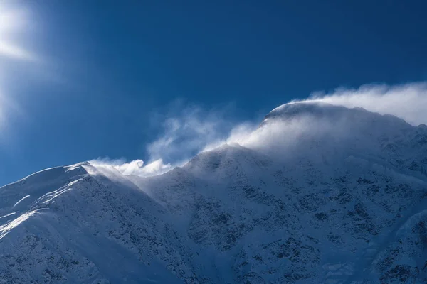 Wind Besneeuwde Bergen Zonnig Berglandschap — Stockfoto