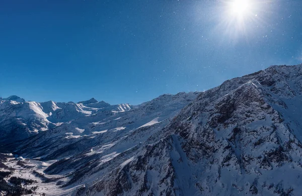 Kayak merkezi Elbrus. Azau 'nun Glade' i. Dağ manzarası
