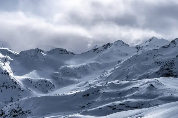 Bewolkt Weer Bergen Berglandschap Bergreliëf — Stockfoto