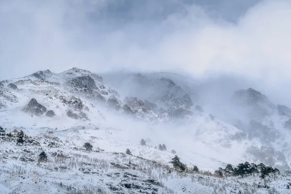 Berglandschap Grote Kaukasische Bergkam Mist Bergen — Stockfoto