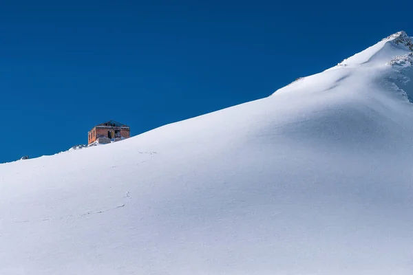 Een Eenzaam Huis Bovenop Een Berg Cheget Berg — Stockfoto