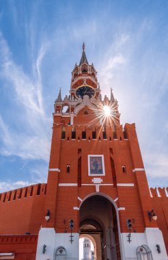 Spasskaya Kulesi 'ndeki saat. Kızıl Meydan 'daki Kremlin' in duvarlarından geçen güneş. Moskova dönüm noktası