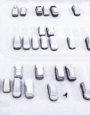 Arabalar otoparkta. Yukarıdan bak. Karda arabalar.