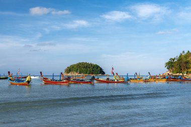 Phuket adasında tekneler. Tayland. Kumsal ve deniz.