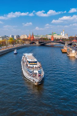 Moskova, Rusya - 26 Nisan 2019: Moskova Kremlin ve Radisson filosunun gemisi 