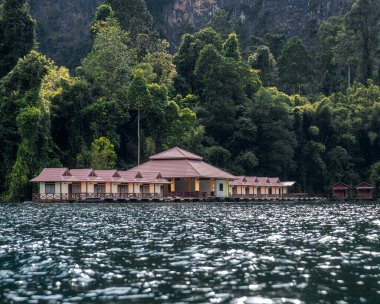 Sudaki evler. Khao Sok Ulusal Parkı ve Cheo Lan Gölü. 