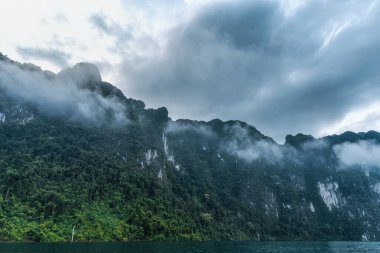 Dağlarda sis var. Tayland 'da tropik bir manzara. Cheo Lan Gölü ve Khao Sok Ulusal Parkı.