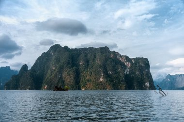 Göl kenarındaki dağlar. Tayland 'da tropik bir manzara. Cheo Lan Gölü ve Khao Sok Ulusal Parkı.