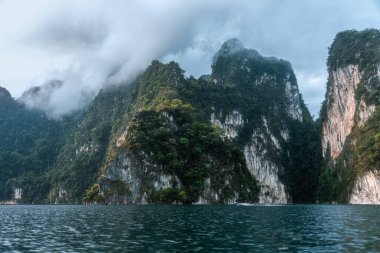 Dağlarda sis var. Tayland 'da tropik bir manzara. Cheo Lan Gölü ve Khao Sok Ulusal Parkı.