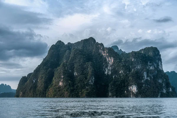 Göl kenarındaki dağlar. Tayland 'da tropik bir manzara. Cheo Lan Gölü ve Khao Sok Ulusal Parkı.