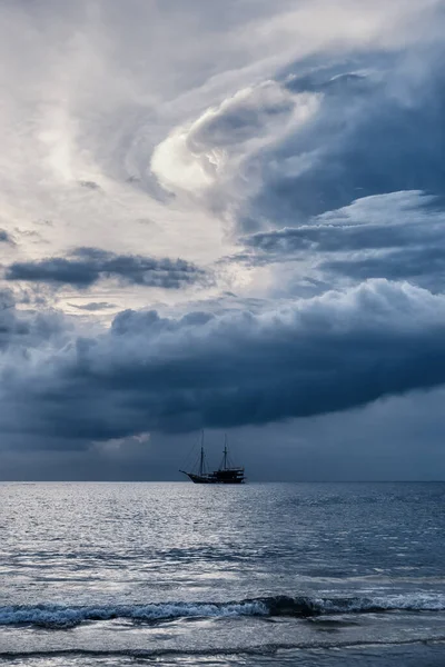 在暴风雨云的背景下在海上航行 — 图库照片