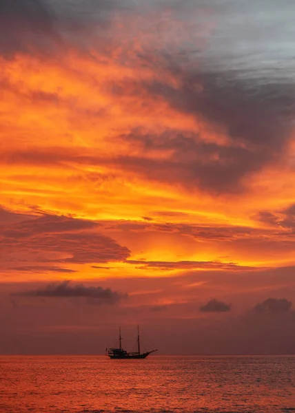 Navire Dans Mer Sur Fond Ciel Coucher Soleil Ardent Thaïlande — Photo