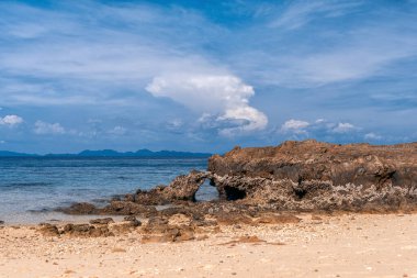 Kum, deniz, taşlar ve gökyüzü. Denizde tatil. Deniz Burnu.