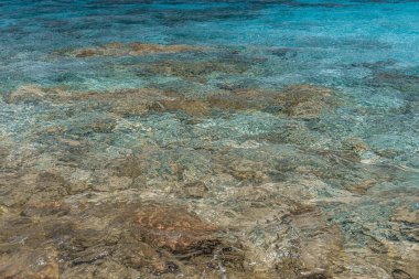 Deniz suyu, deniz yatağı ve kum..