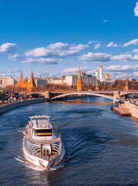 Moskova, Rusya - 25 Mart 2017: Moskova Kremlin 'in klasik manzarası. Patriarchal Köprüsü 'nden görüntü. Moskova Nehri 'ndeki Kremlin' in arka planındaki Radisson filo gemisi..