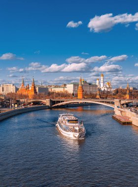 Moskova, Rusya - 25 Mart 2017: Moskova Kremlin 'in klasik manzarası. Patriarchal Köprüsü 'nden görüntü. Moskova Nehri 'ndeki Kremlin' in arka planındaki Radisson filo gemisi..