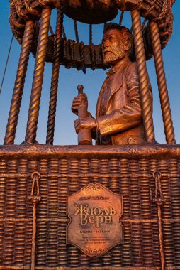 Nizhny Novgorod, Rusya - 1 Nisan 2017: Günbatımında Jules Verne Anıtı.