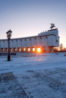 Moskova, Rusya - 22 Şubat 2019: Kış günbatımında Zafer Müzesi. Muzaffer George