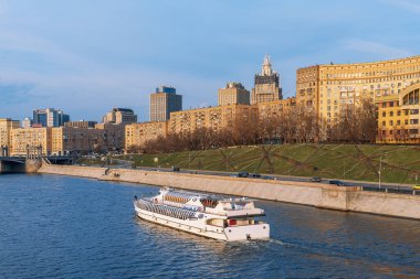Moskova, Rusya - 6 Nisan 2017: Gemi Flotilla Radisson Moskova Nehri üzerinde yüzüyor. Rostov seti üzerinde bahar.