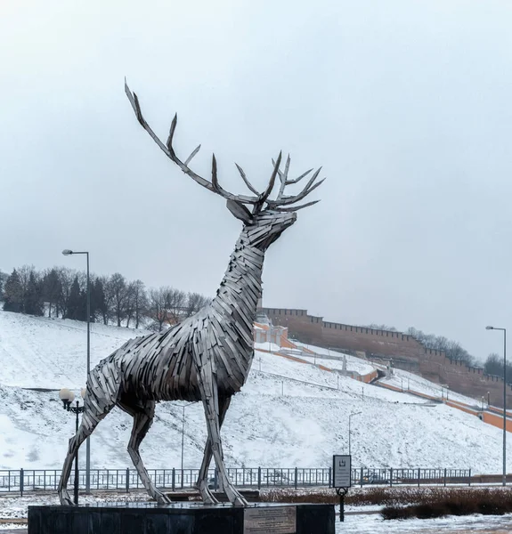 Nizhny Novgorod, Rusya - 2 Nisan 2017: Nizhny Novgorod 'un sembolü Geyik Heykeli.