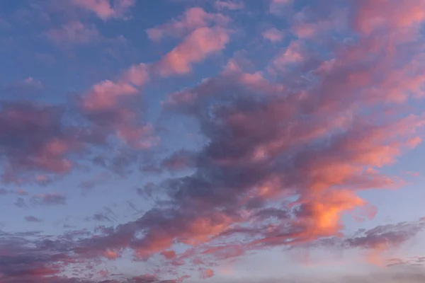 Textura Del Cielo Hermosas Nubes Volumétricas Atardecer Nubes Lila Doradas — Foto de Stock
