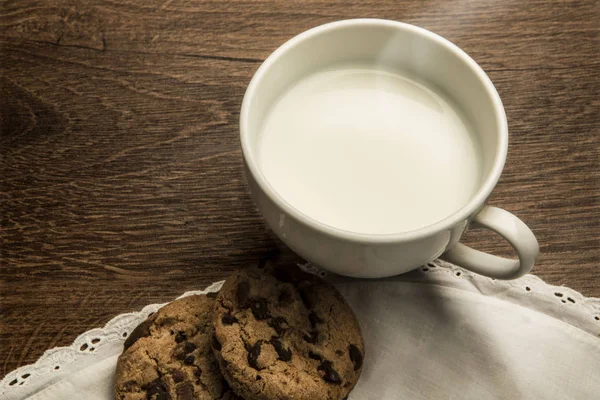 Deliciosa taza caliente de leche, desayuno — Foto de Stock