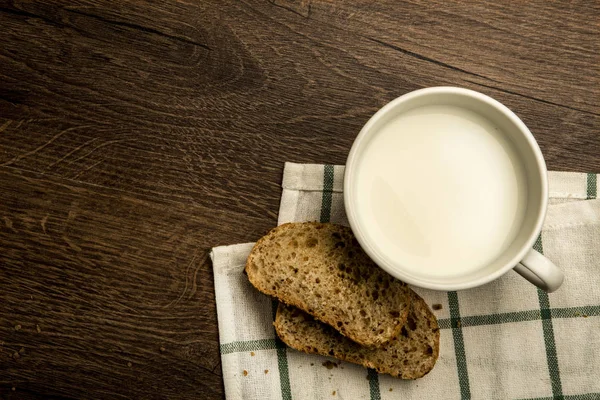 美味的热杯牛奶，吃早餐 — 图库照片