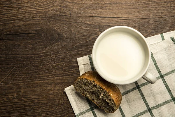 Deliziosa tazza calda di latte, colazione — Foto Stock