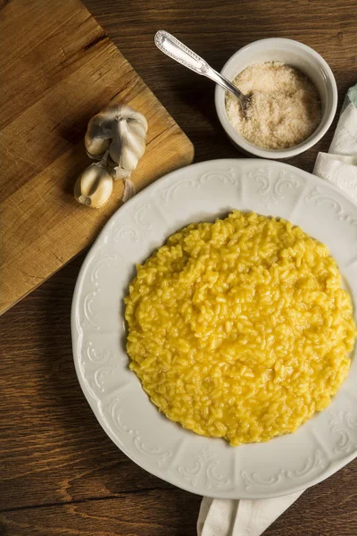 Delicioso arroz risotto italiano con azafrán — Foto de Stock