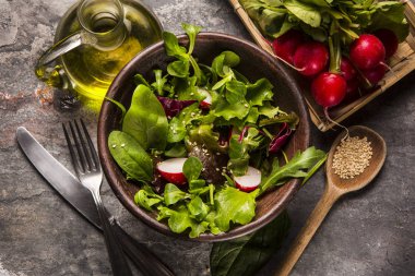 Taze salata domates ve karışık yeşillik (roka, mesclun, mache