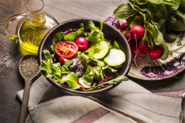 Taze salata domates ve karışık yeşillik (roka, mesclun, mache